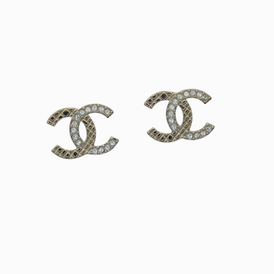 CHANEL Gold CC crystals & texture Pre-Owned Earrings - My Mama Found What