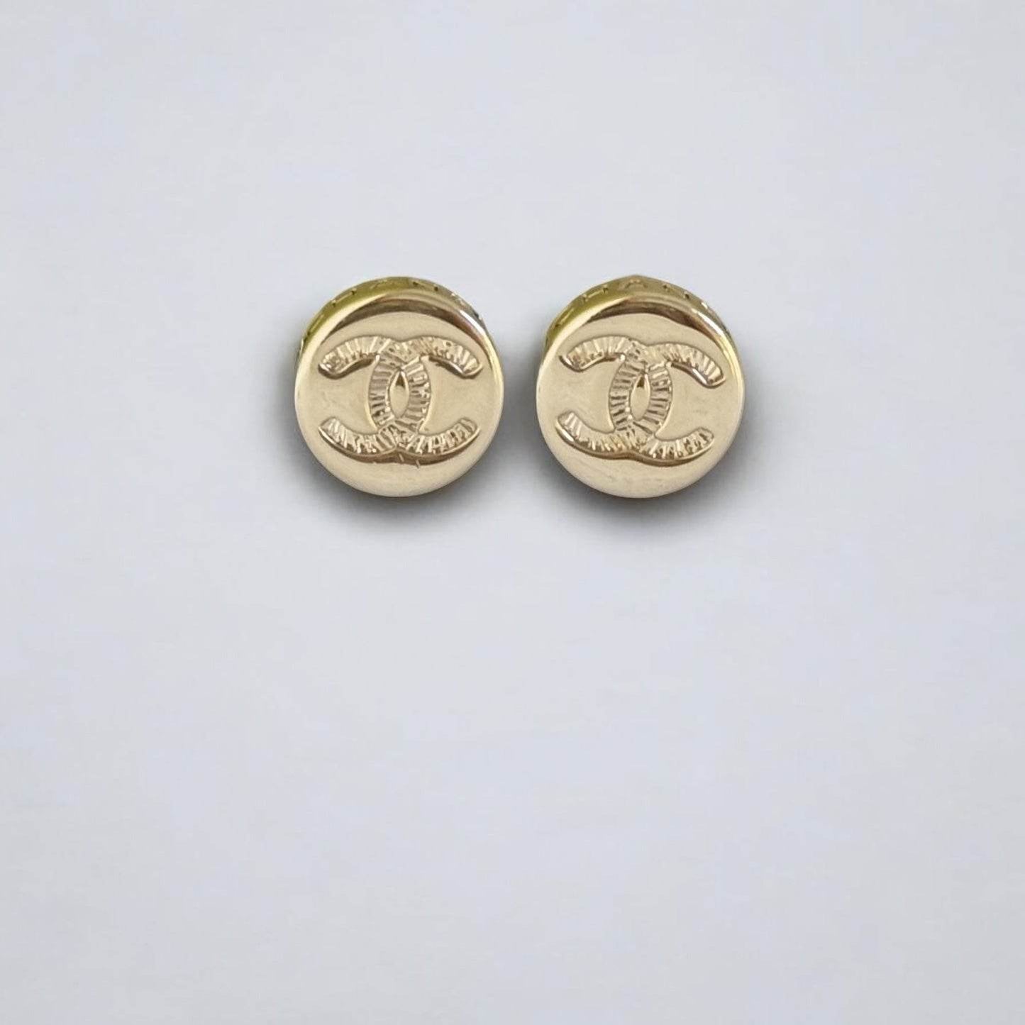 CHANEL CC Gold w/ engraved CC Round Pre-Owned Earrings - My Mama Found What