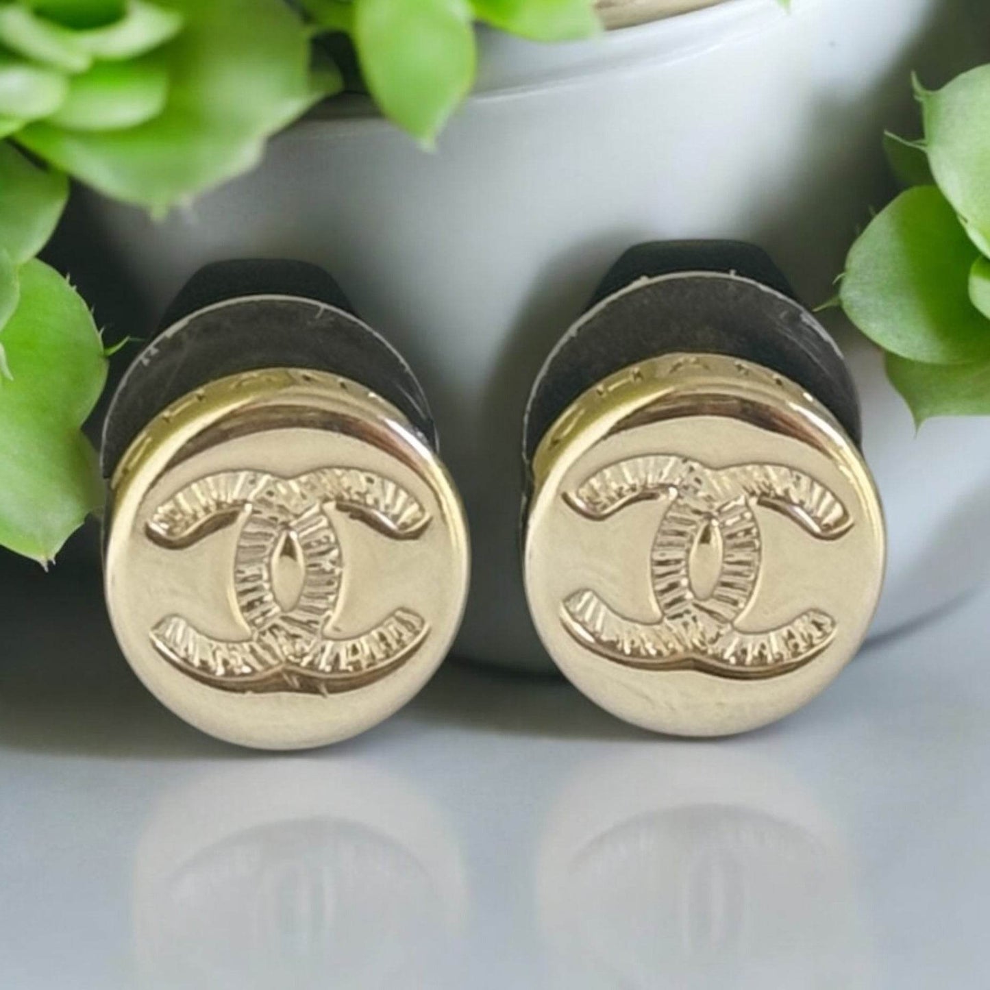 CHANEL CC Gold w/ engraved CC Round Pre-Owned Earrings - My Mama Found What
