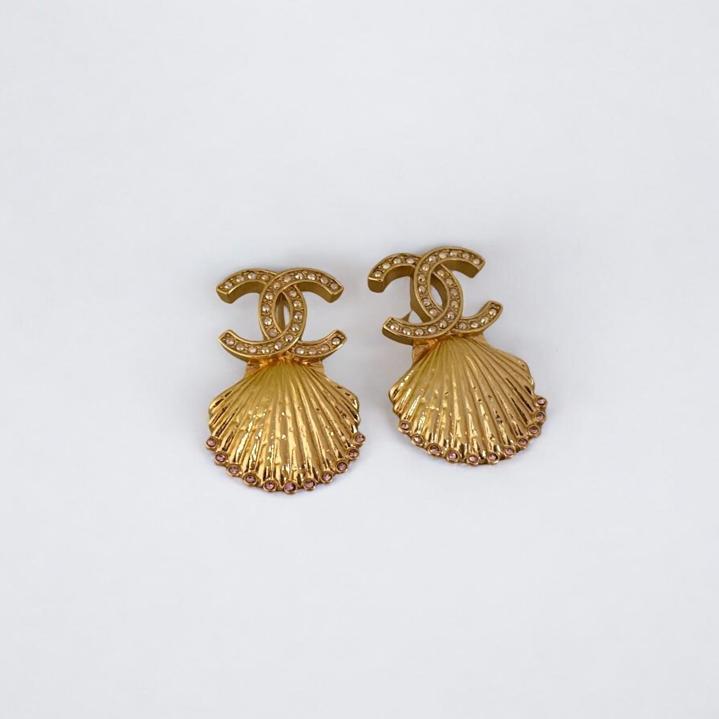 CHANEL Strass /Gold CC shell earrings w/ pink crystals Pre-Owned - My Mama Found What
