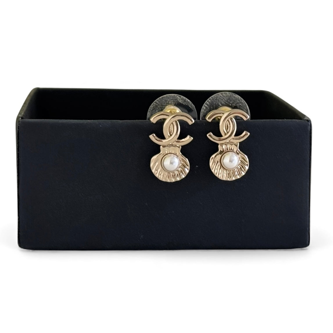CHANEL Gold-plated CC Pearl In a Seashell Pre-Owned Authentic Earrings My Mama Found What