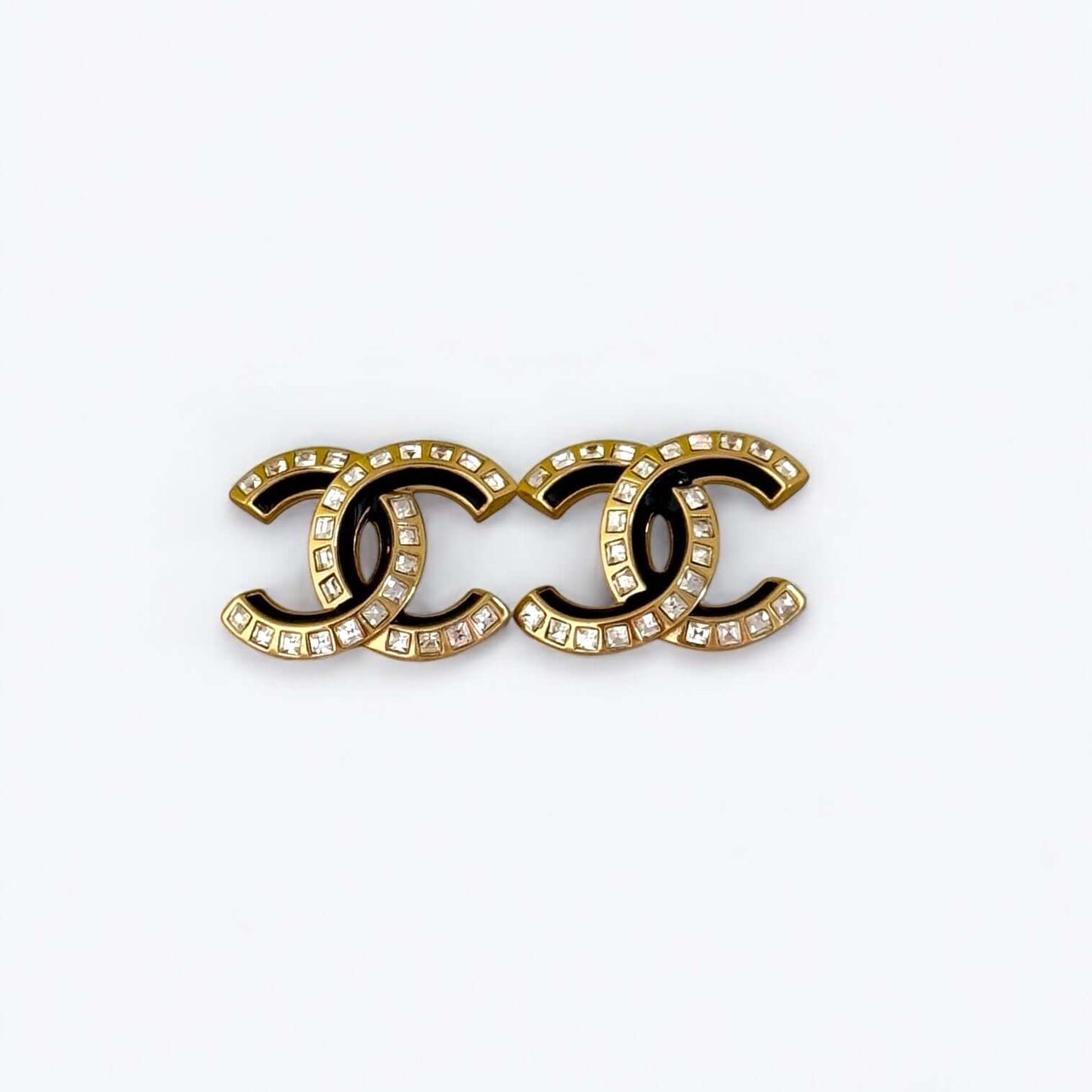 Pre-Owned Chanel Strass CC Earrings with Emerald Cut Crystals and Black Enamel, Authentic and Elegant Style.