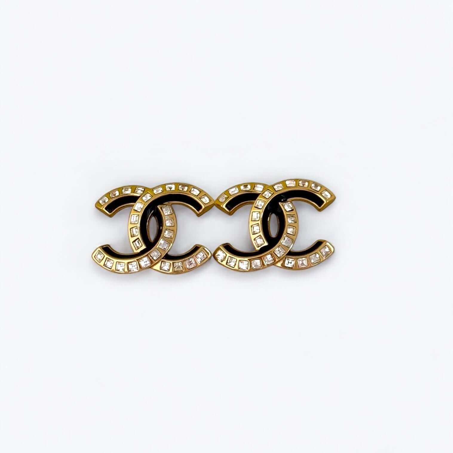 Pre-Owned Chanel Strass CC Earrings with Emerald Cut Crystals and Black Enamel, Authentic and Elegant Style.