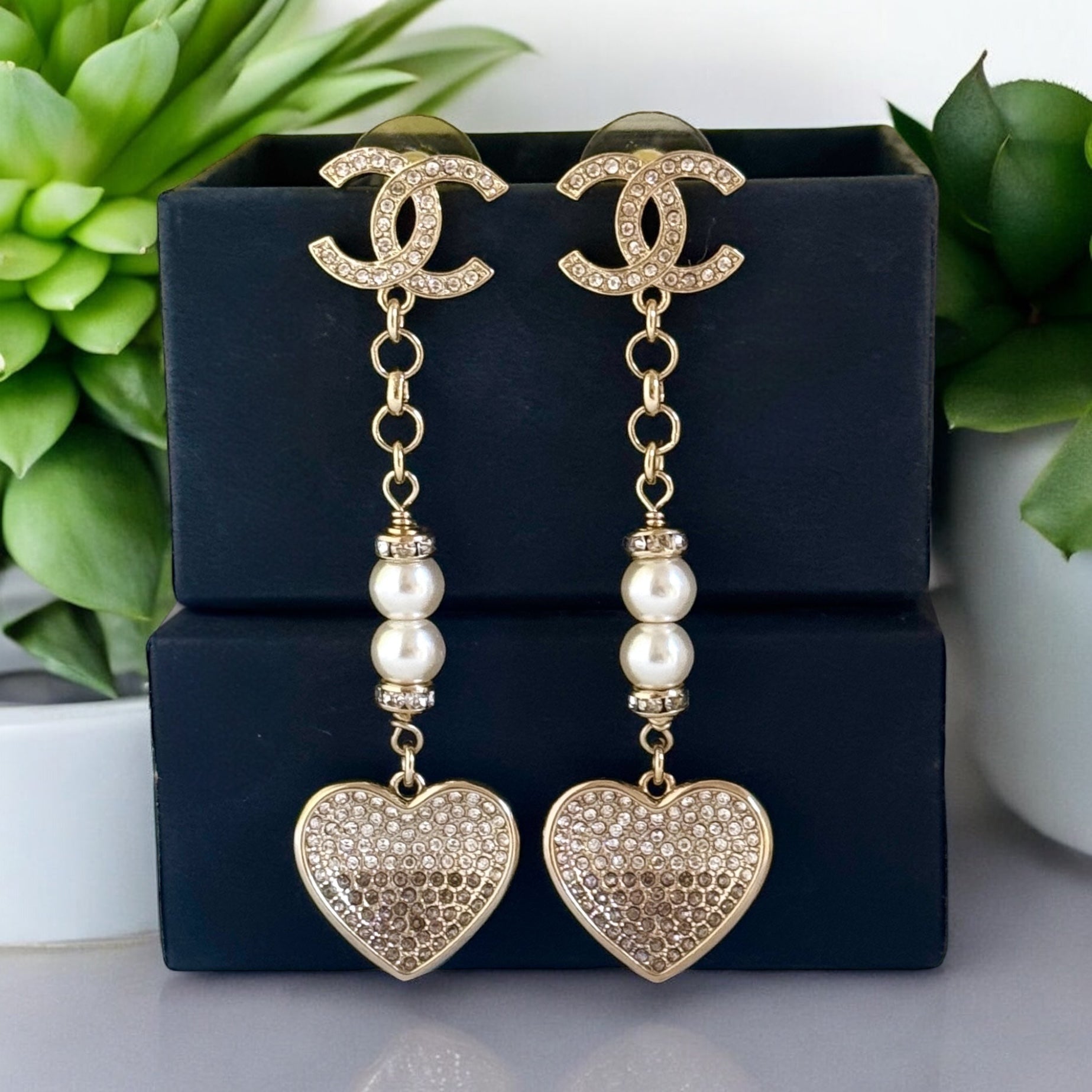 CHANEL CC Gold dangle Heart Pre-Owned Earrings - My Mama Found What  