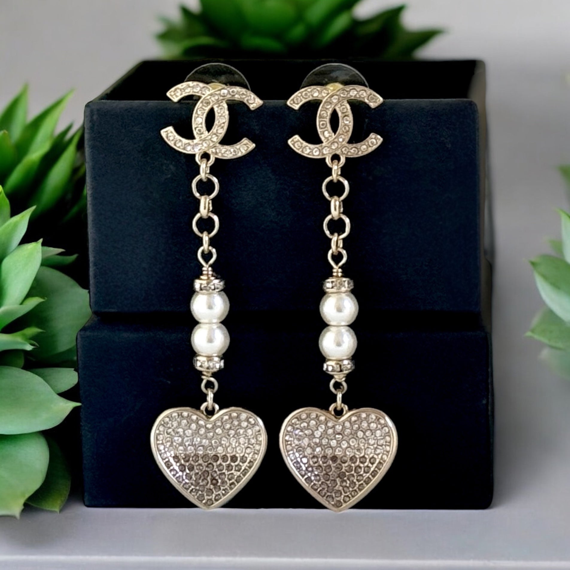 CHANEL CC Gold dangle Heart Pre-Owned Earrings - My Mama Found What  