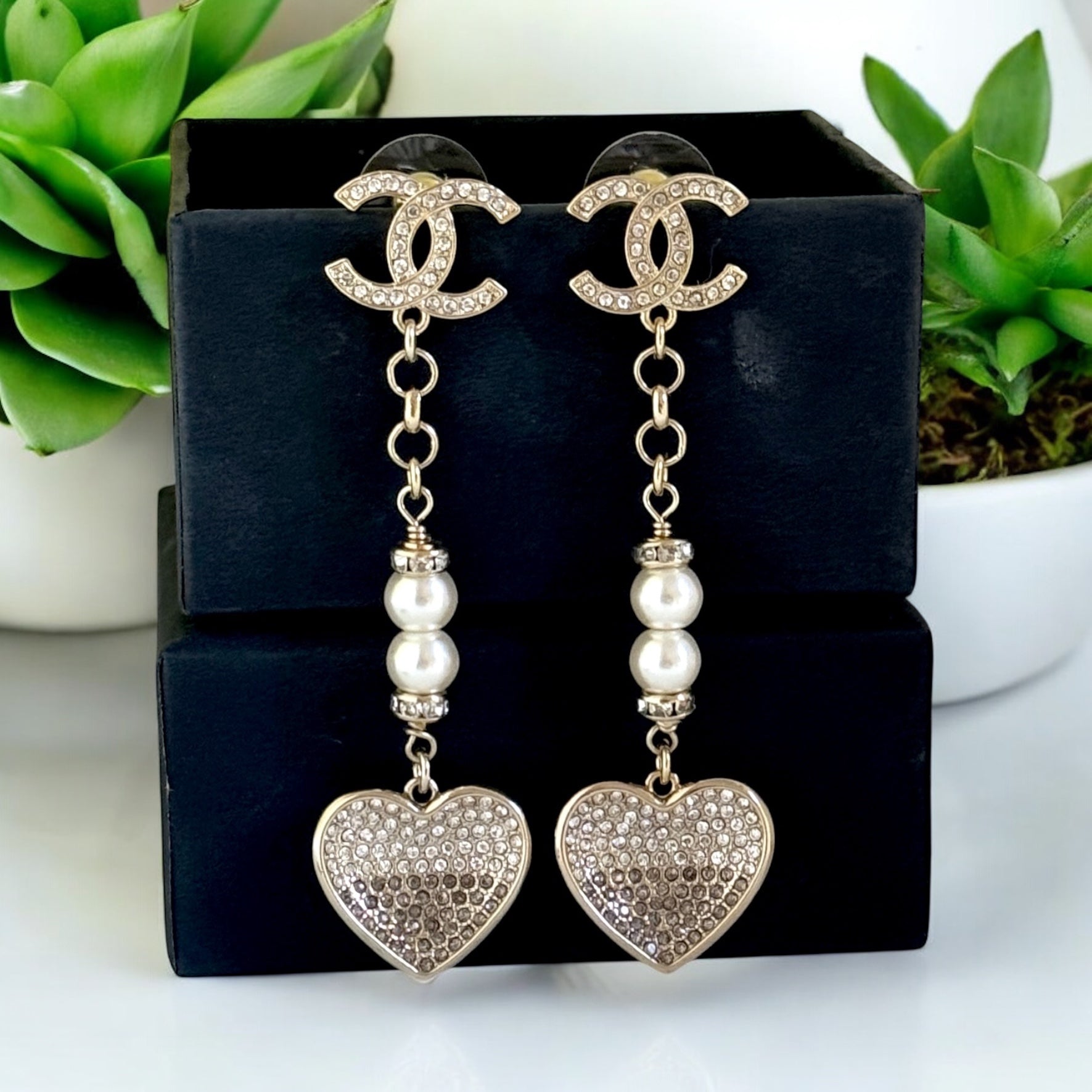 CHANEL CC Gold dangle Heart Pre-Owned Earrings - My Mama Found What  