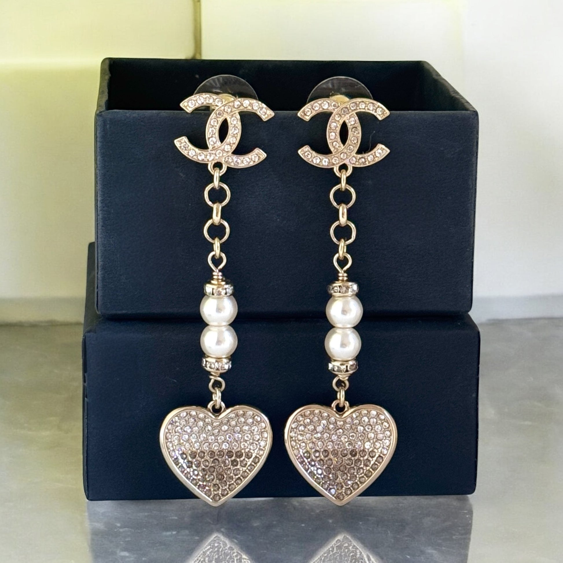 CHANEL CC Gold dangle Heart Pre-Owned Earrings - My Mama Found What  