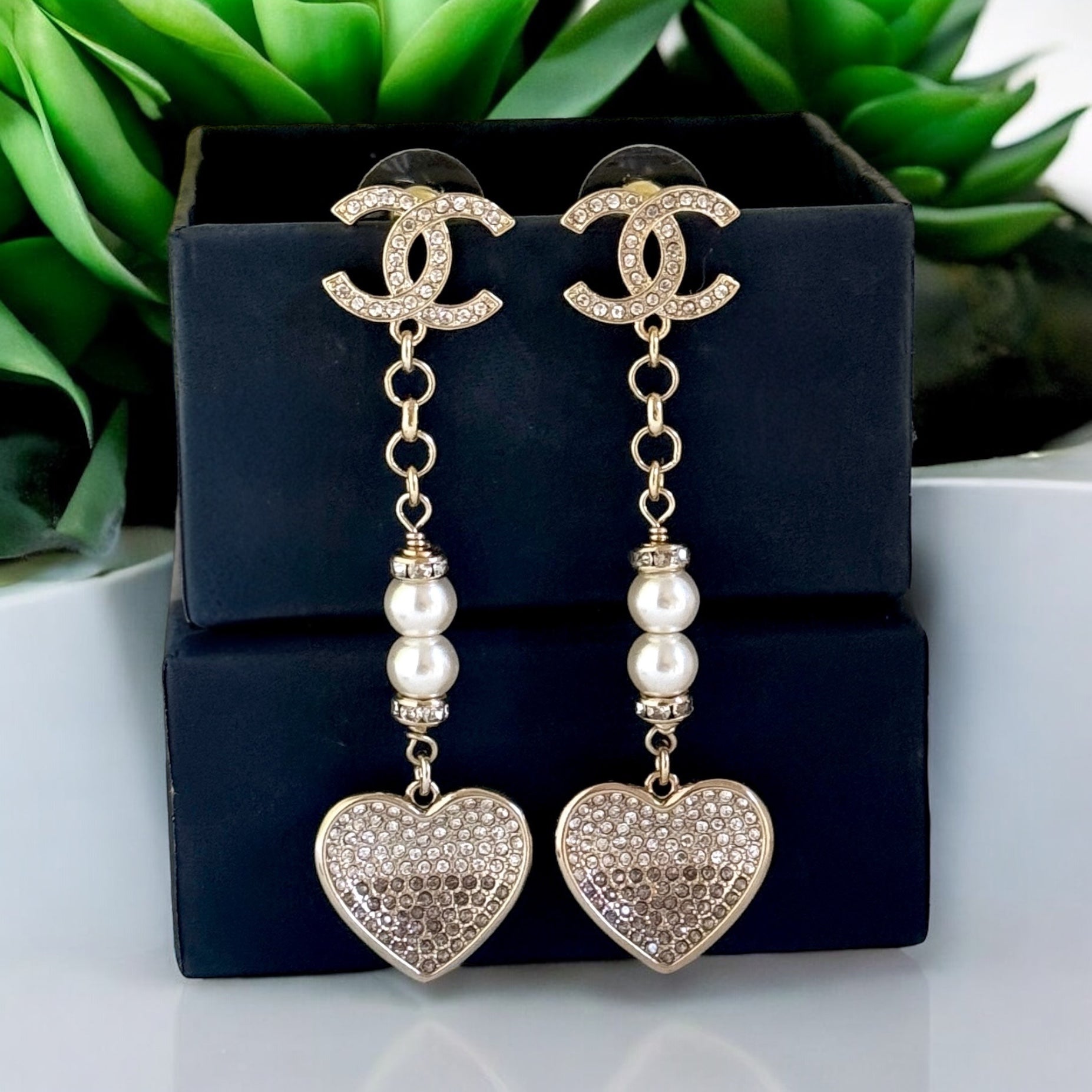CHANEL CC Gold dangle Heart Pre-Owned Earrings - My Mama Found What  