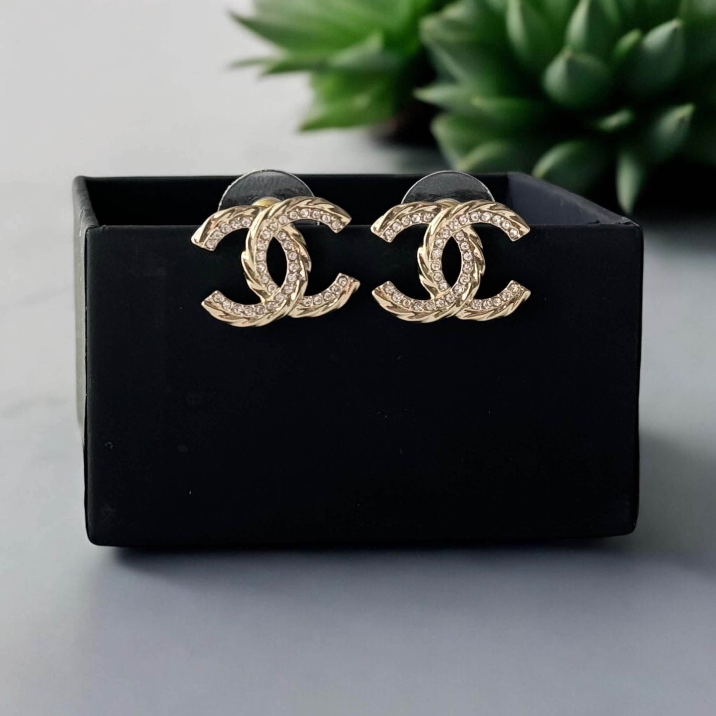 CHANEL Gold CC with crystal accents and texture Pre-Owned Earrings - My Mama Found What  My Mama Found What 