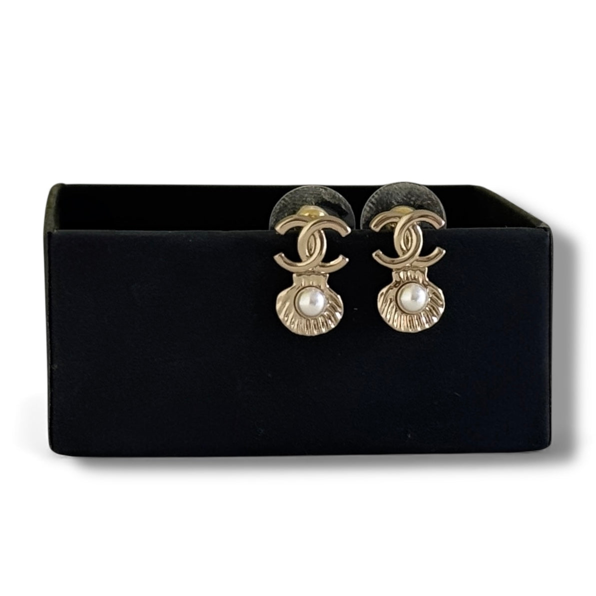 CHANEL Gold-plated CC Pearl In a Seashell Pre-Owned Authentic Earrings - My Mama Found What   My Mama Found What 