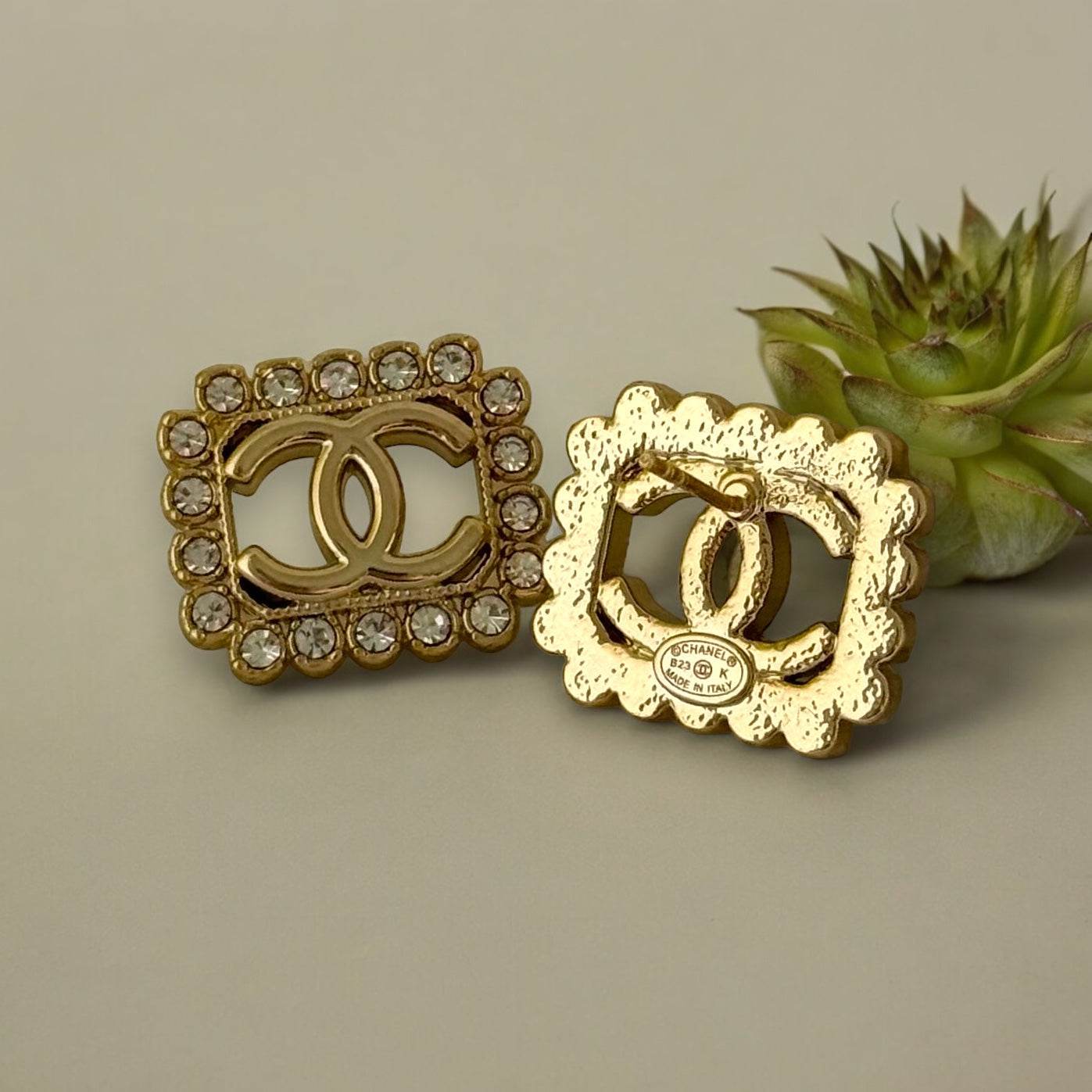 Chanel Gold CC crystals Pre-Owned - My Mama Found What 