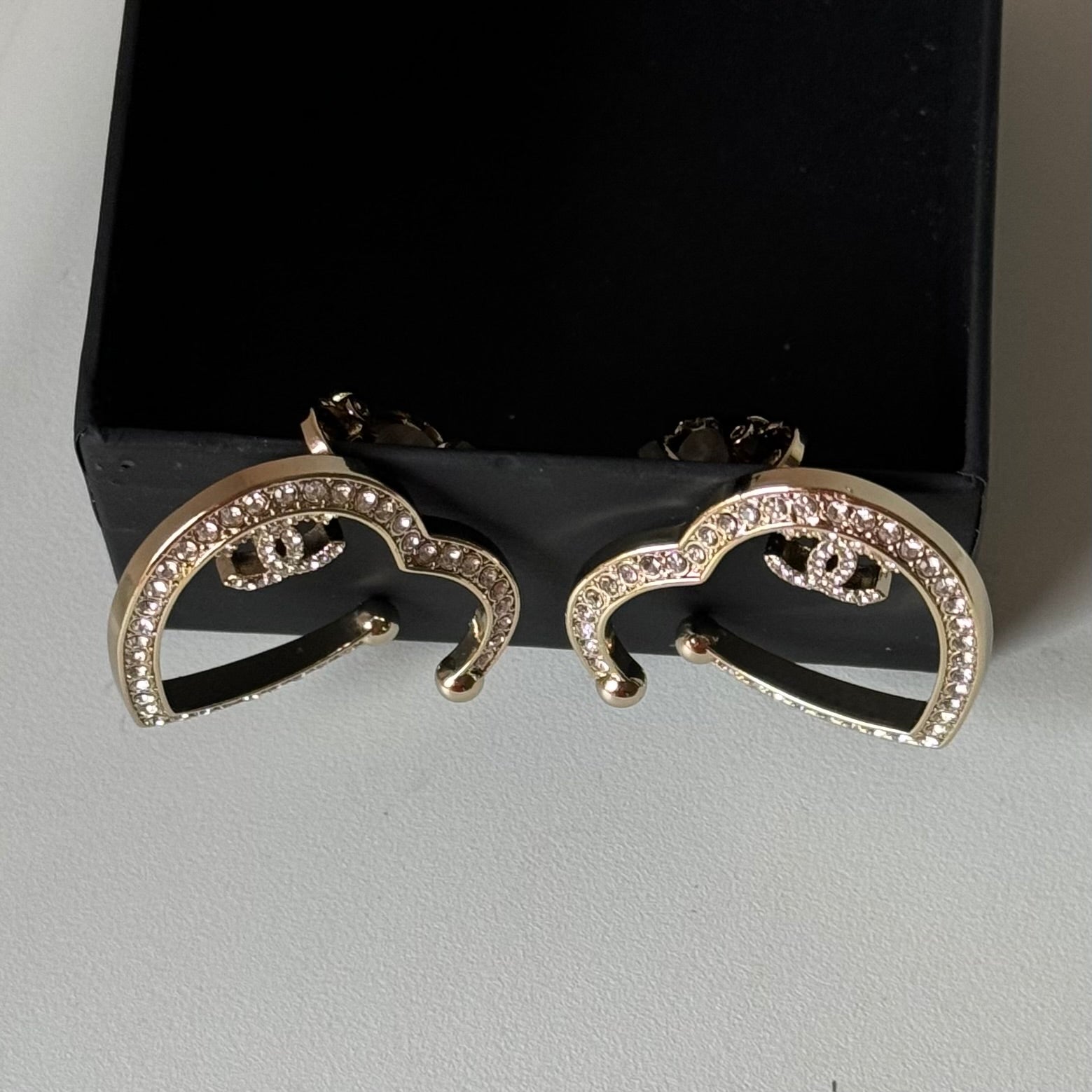 CHANEL CC authentic,pre-owned CHANEL jewelry, CC, Like New, luxury designer , gift , on sale, CHANEL ,hard to find Pre-Owned , Luxury Designer, Authentic Chanel Gold Plated Big Cut Out Heart with Crystals Clip On EarringsGold Chanel Big Cut Out Heart Earrings with smaller clear crystals along the edges Purchased at an Estate Sale - The woman was an avid collector of high-end luxury designer jewelry , acces
