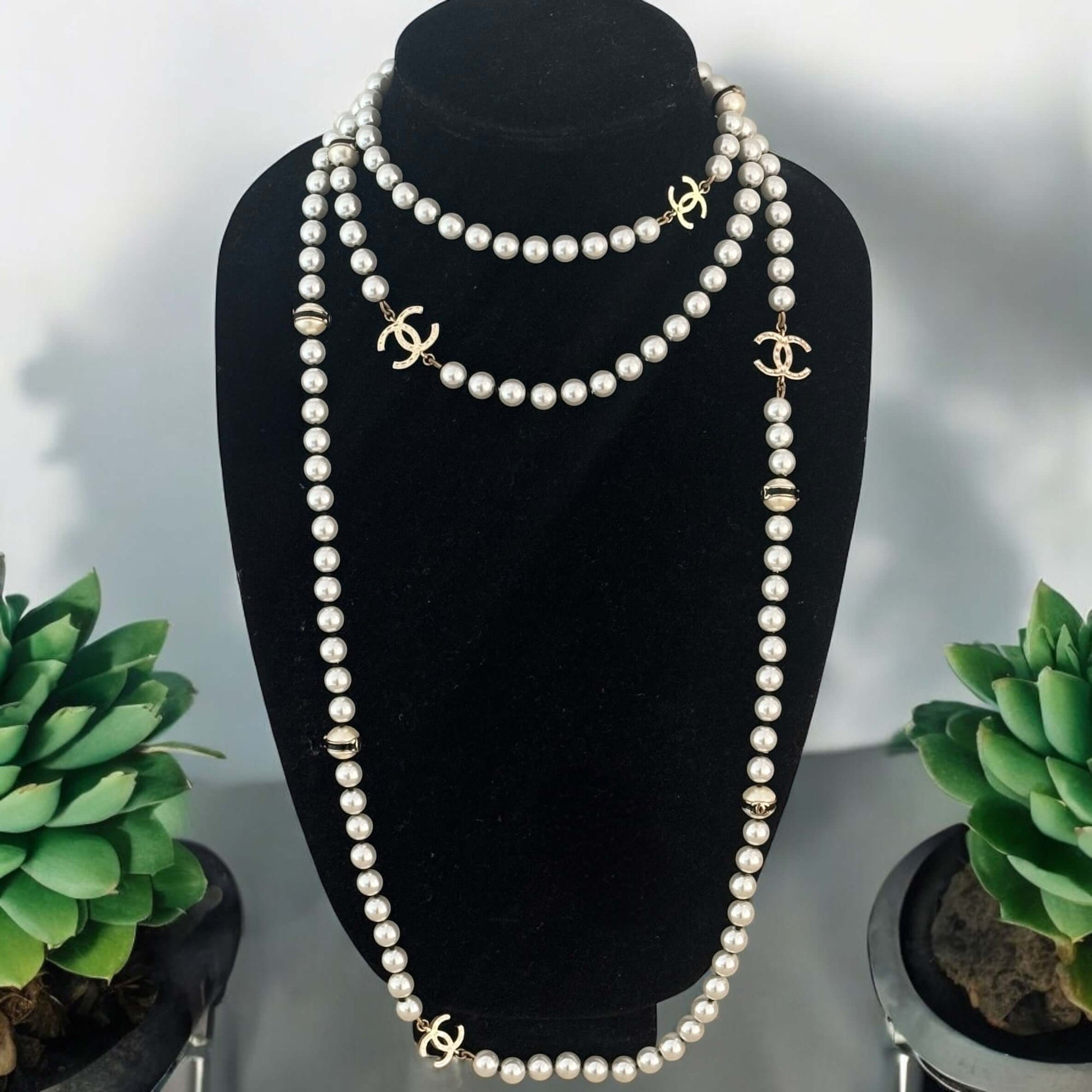 Chanel Pearl Gold CC Pre-Owned Necklace - My Mama Found What  