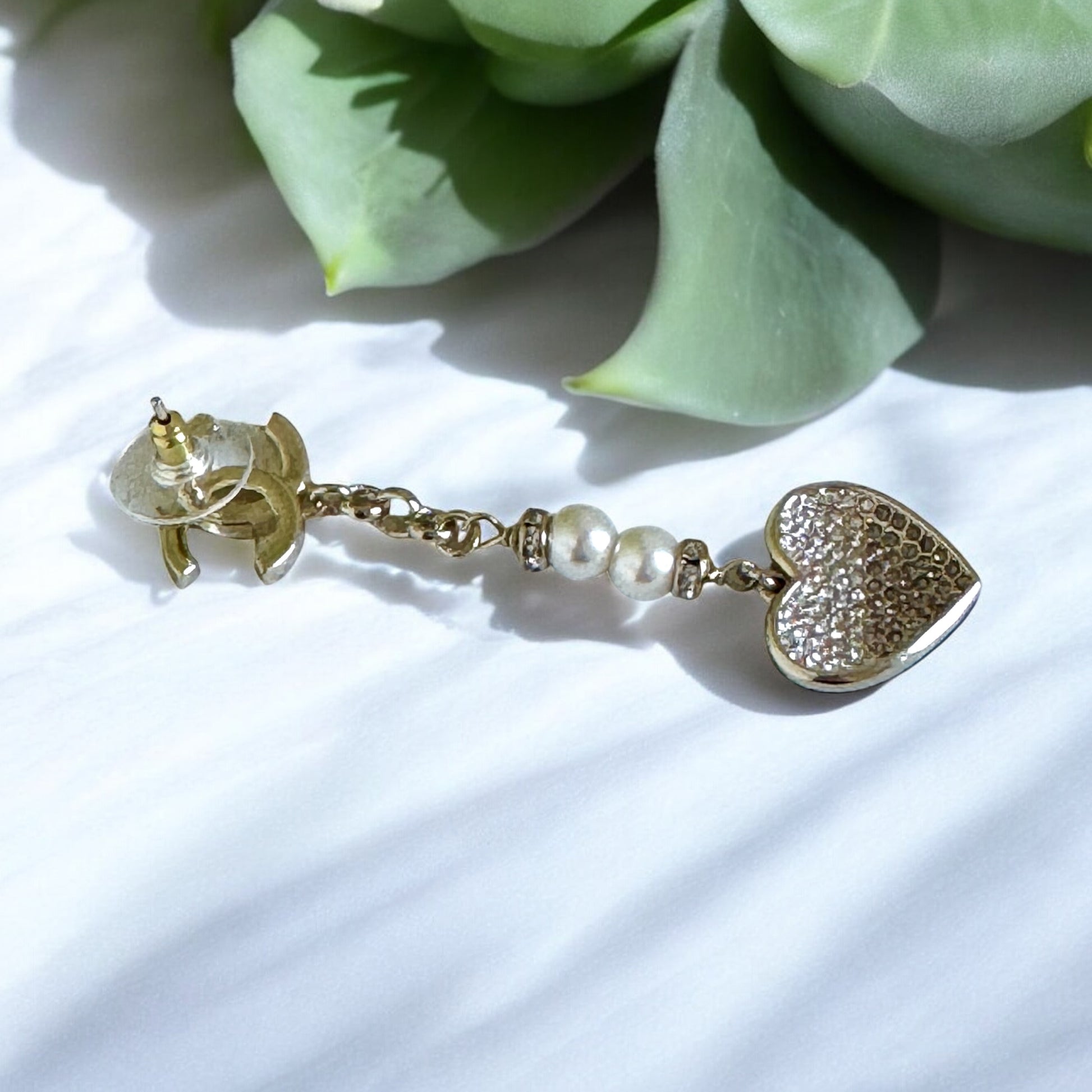 CHANEL CC Gold dangle Heart Pre-Owned Earrings - My Mama Found What  