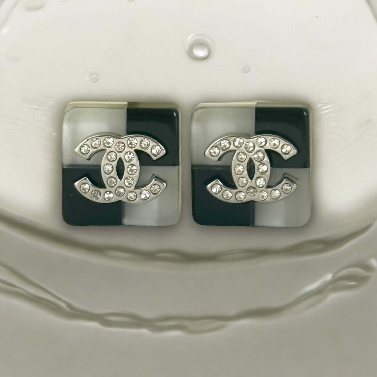 Pre-owned Chanel CC Square Lucite B/W Earrings