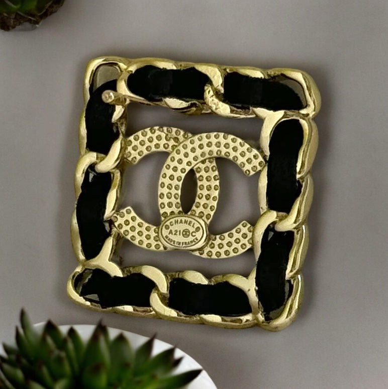 Chanel S21 Gold Plated Chain with Black Leather weaved throughout with Crystal Encrusted Double C in the centerElevate your style with the Chanel S21 Gold Plated Chain. Crafted with black leather weaved throughout and a Crystal Encrusted Double C centerpi