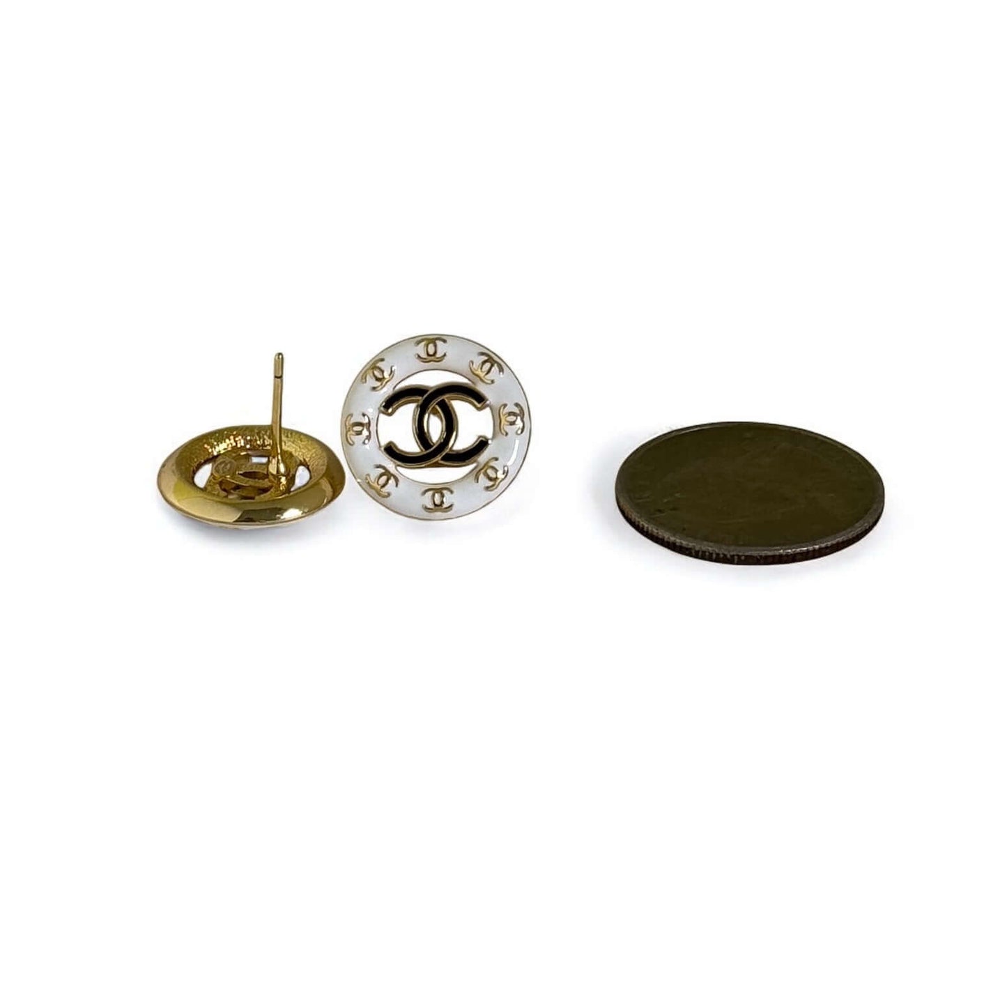 Chanel Round Cut Out CC Gold White Black Pre-Owned Earrings showcasing a clear logo and a stylish design, ideal for any occasion.