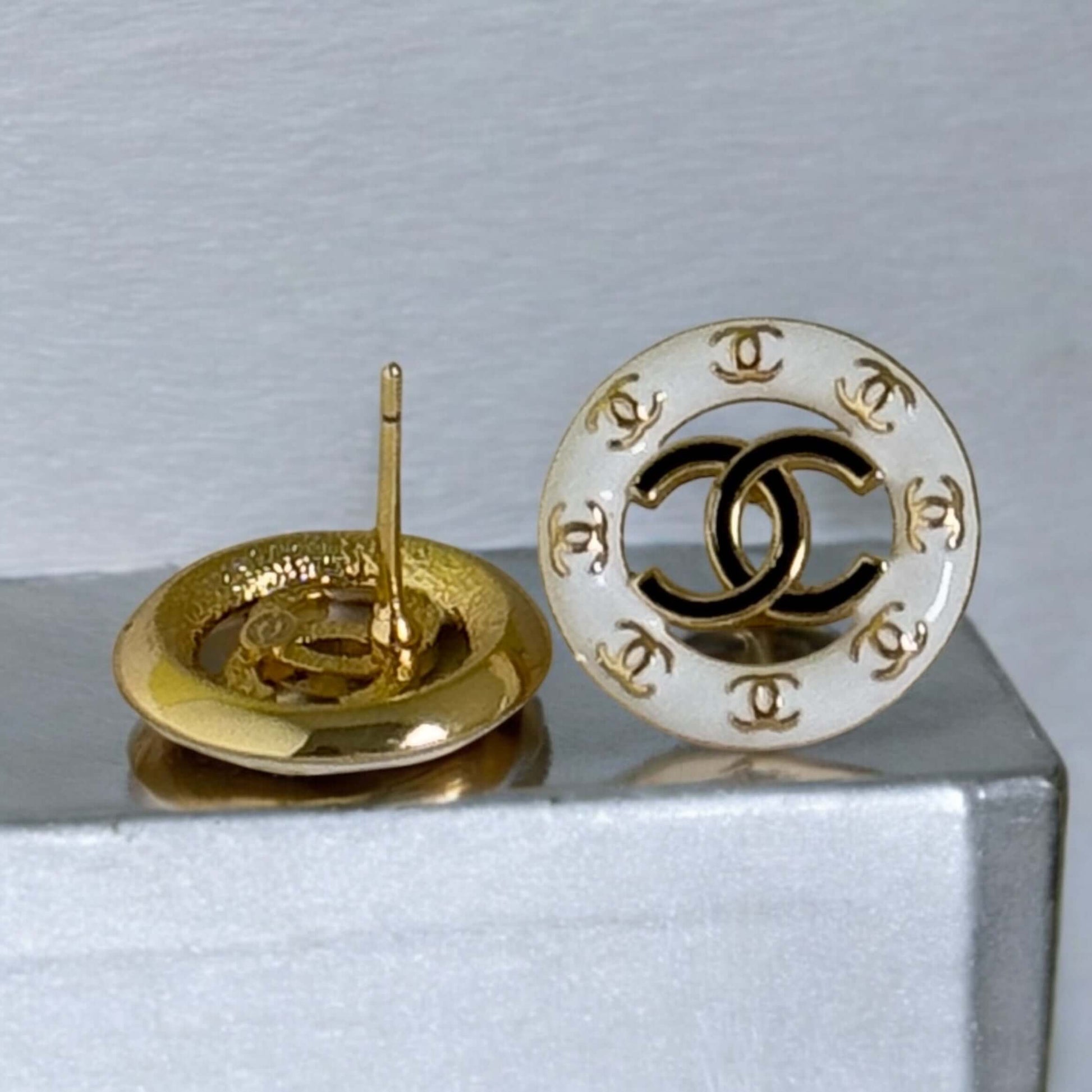 Chanel Round Cut Out CC Gold White Black Pre-Owned Earrings with logo, showcasing elegant design and great condition.