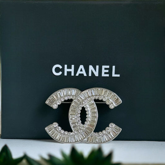 Chanel Silver Clear Crystals Double C Brooch PinAdd sparkle and style to any outfit with the Chanel Silver Clear Crystals Double C Brooch Pin. Perfect for special events, dinners, and nights out, this brooch is in excellent condition and comes with a gift