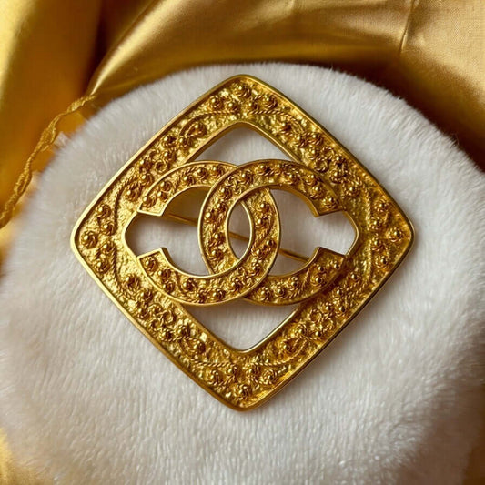 Pre-Owned Authentic Chanel Gold CC Cut Out Brooch