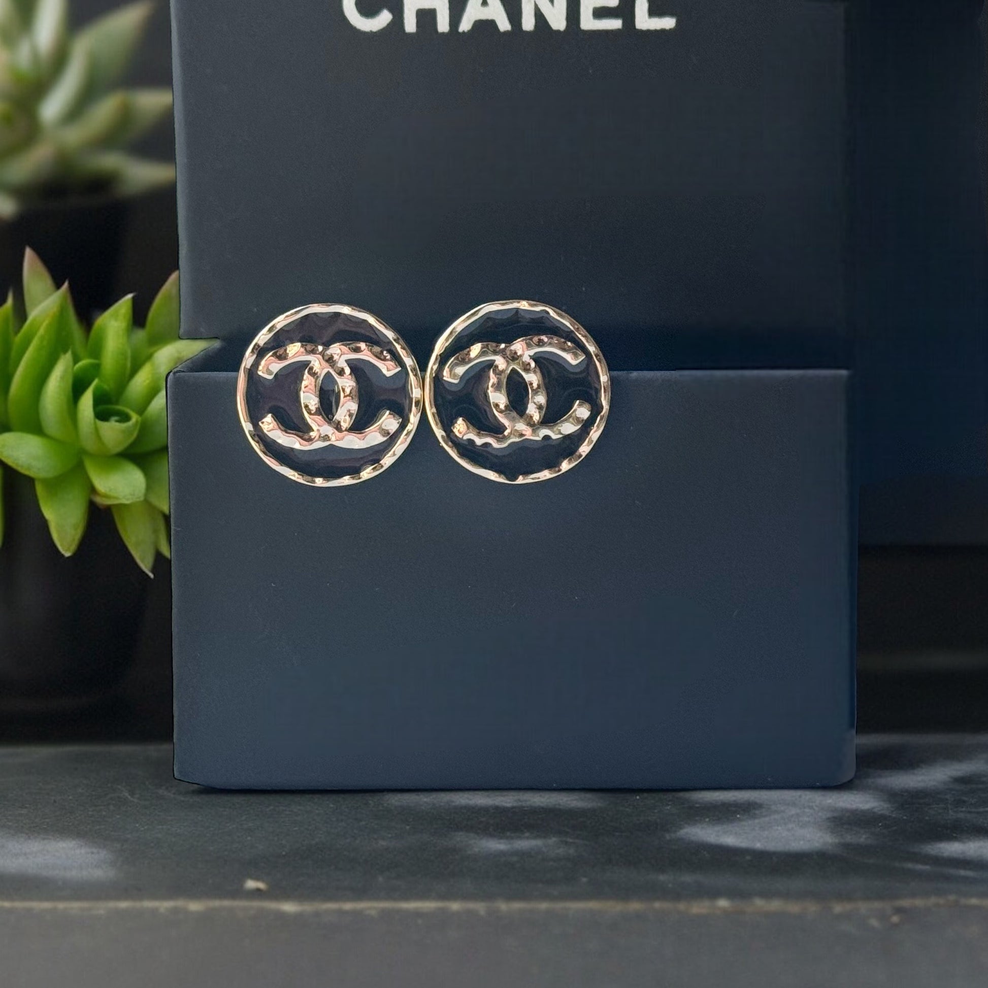 Chanel Gold Double C Textured Black Enamel Round Earrings 24 C Made in ItalyElevate any outfit with Chanel's iconic Gold Double C Textured Black Enamel Earrings. Made in Italy with a stunning minimal texture and smooth black enamel, these round post earri