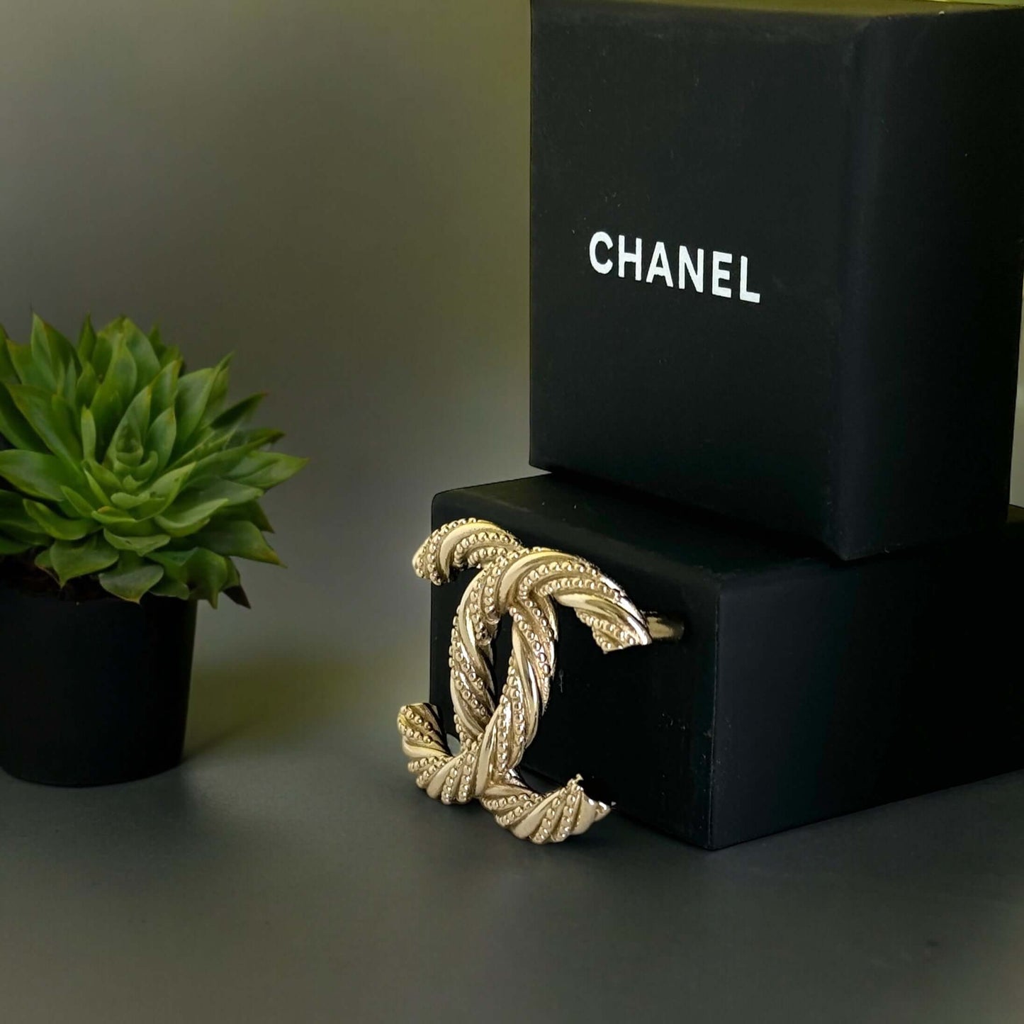 Add a touch of elegance and glamour to any outfit with the Chanel Gold Textured Twist CC Brooch Pin. Its twisted gold design and understated CC logo make it the perfect accessory for any occasion, all year round. Show off your sense of style with this mus