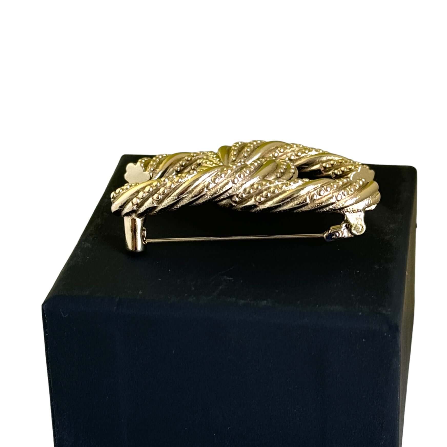 Add a touch of elegance and glamour to any outfit with the Chanel Gold Textured Twist CC Brooch Pin. Its twisted gold design and understated CC logo make it the perfect accessory for any occasion, all year round. Show off your sense of style with this mus