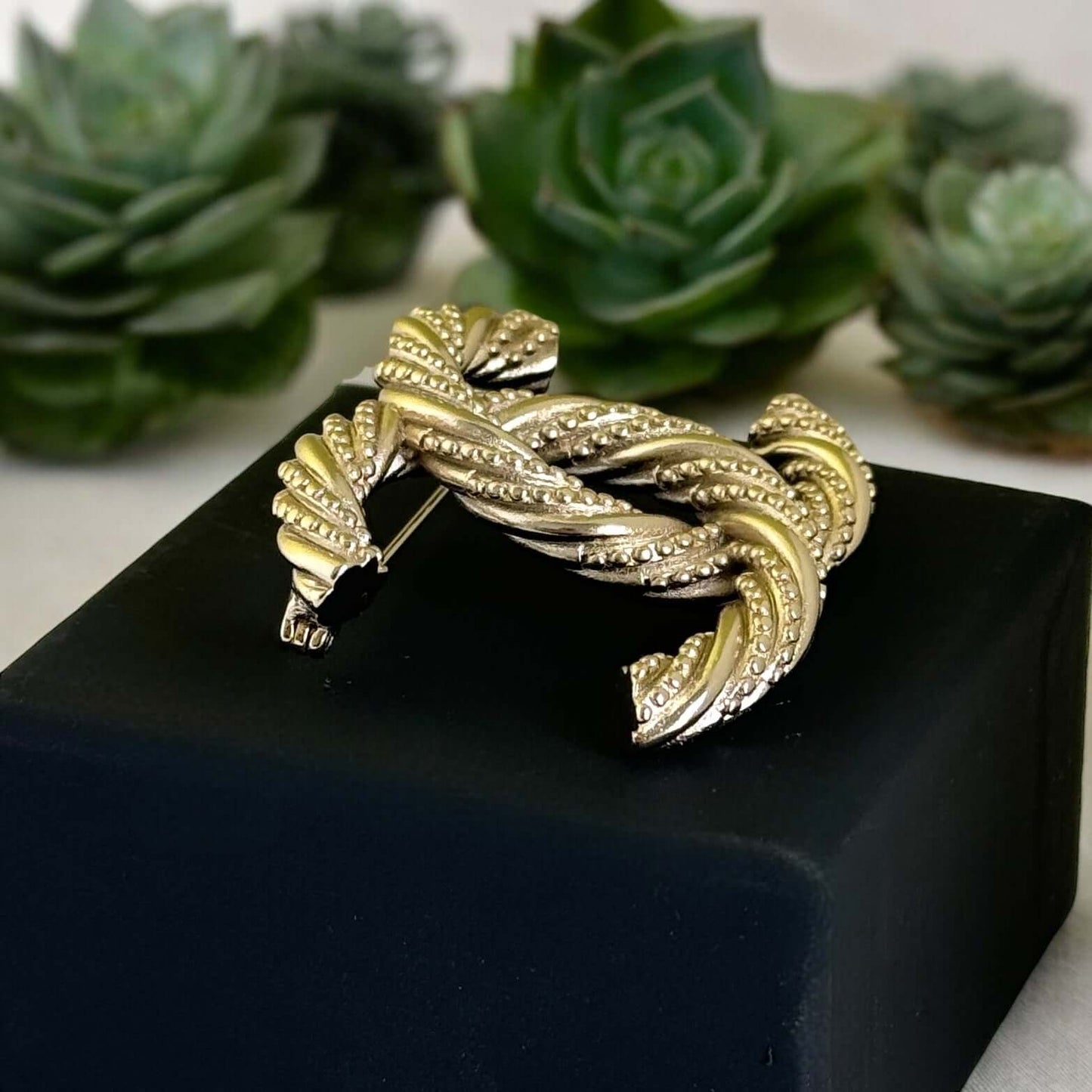 Add a touch of elegance and glamour to any outfit with the Chanel Gold Textured Twist CC Brooch Pin. Its twisted gold design and understated CC logo make it the perfect accessory for any occasion, all year round. Show off your sense of style with this mus