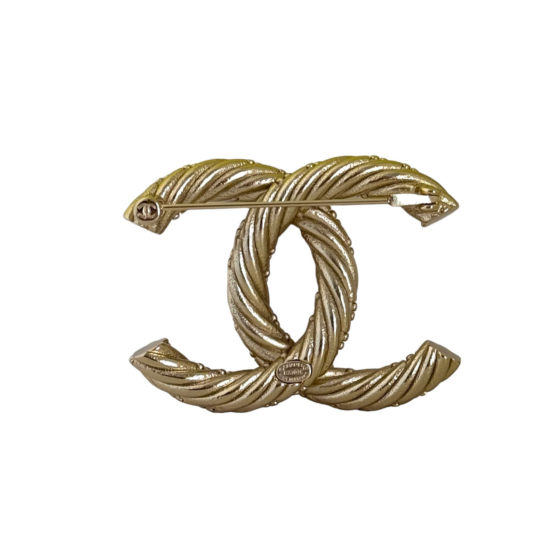 Add a touch of elegance and glamour to any outfit with the Chanel Gold Textured Twist CC Brooch Pin. Its twisted gold design and understated CC logo make it the perfect accessory for any occasion, all year round. Show off your sense of style with this mus