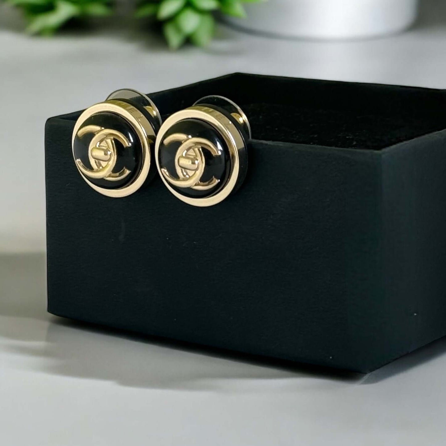 Pre-Owned Authentic Chanel Gold CC Black Made in Italy Earrings