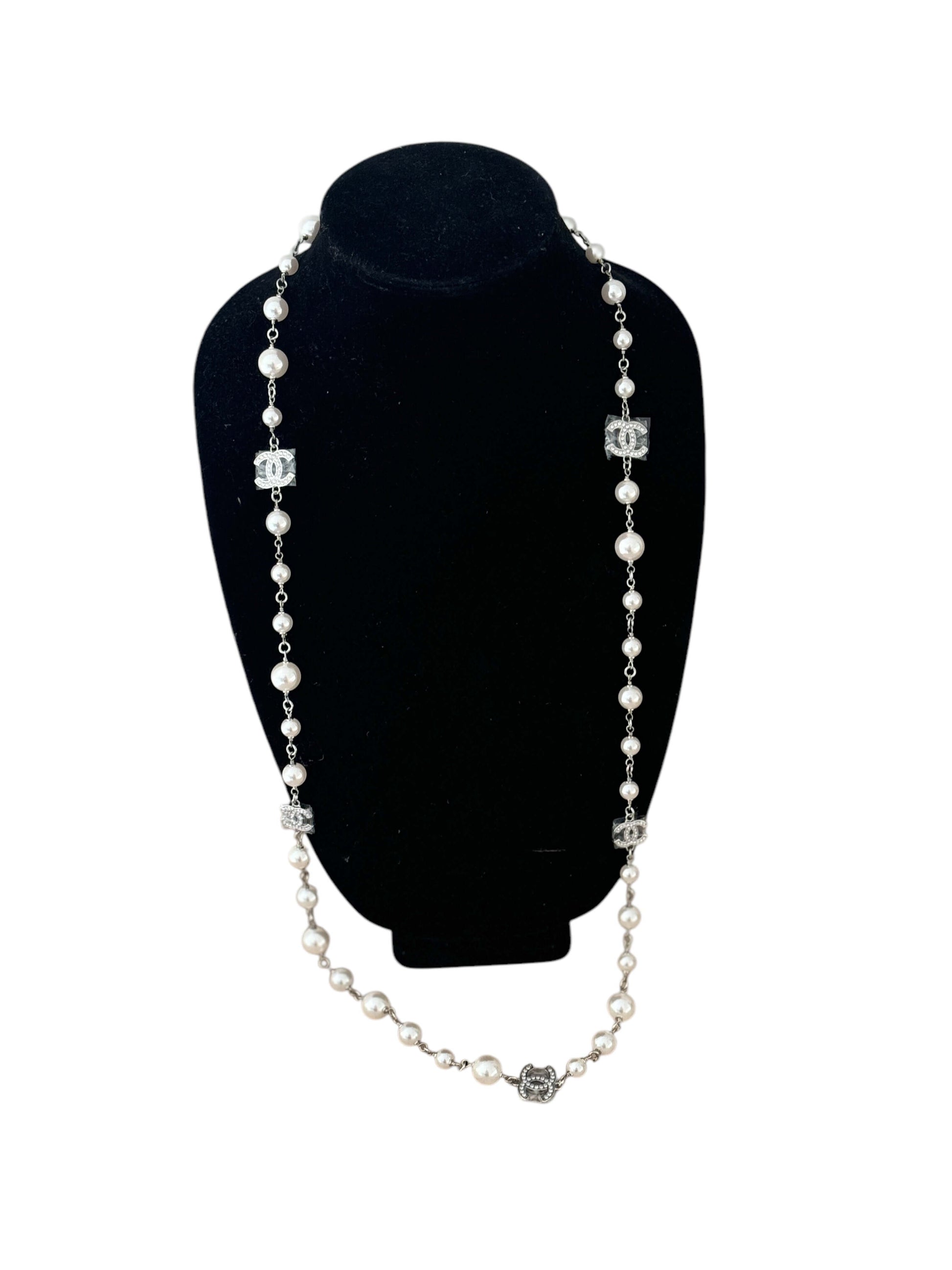 Authentic Chanel CC Pearl Wire Link Necklace 17 in excellent condition displayed on a black velvet stand.