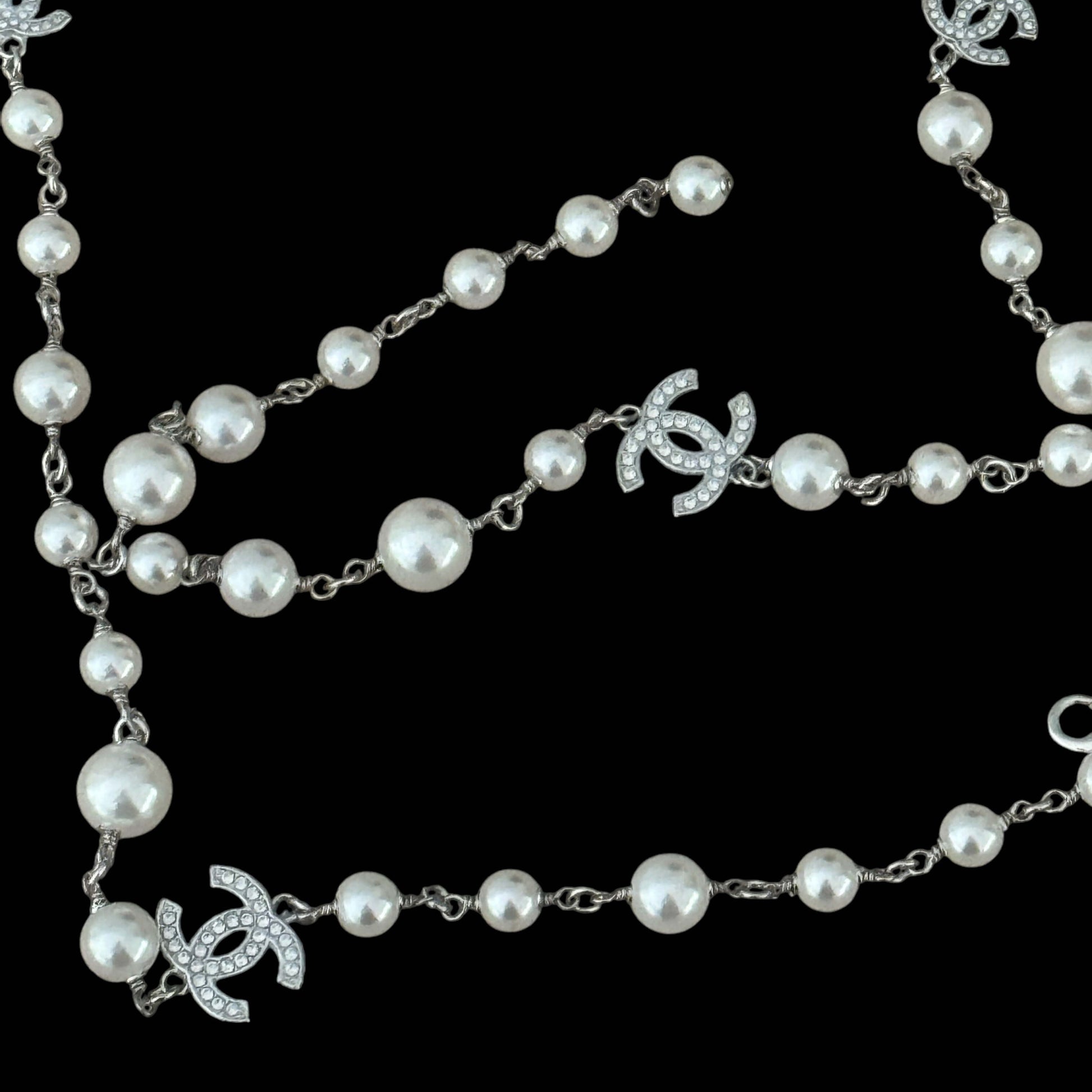 Authentic Chanel CC Pearl Wire Link Necklace 17 Pre-Owned in excellent condition with adjustable length and sparkling details.