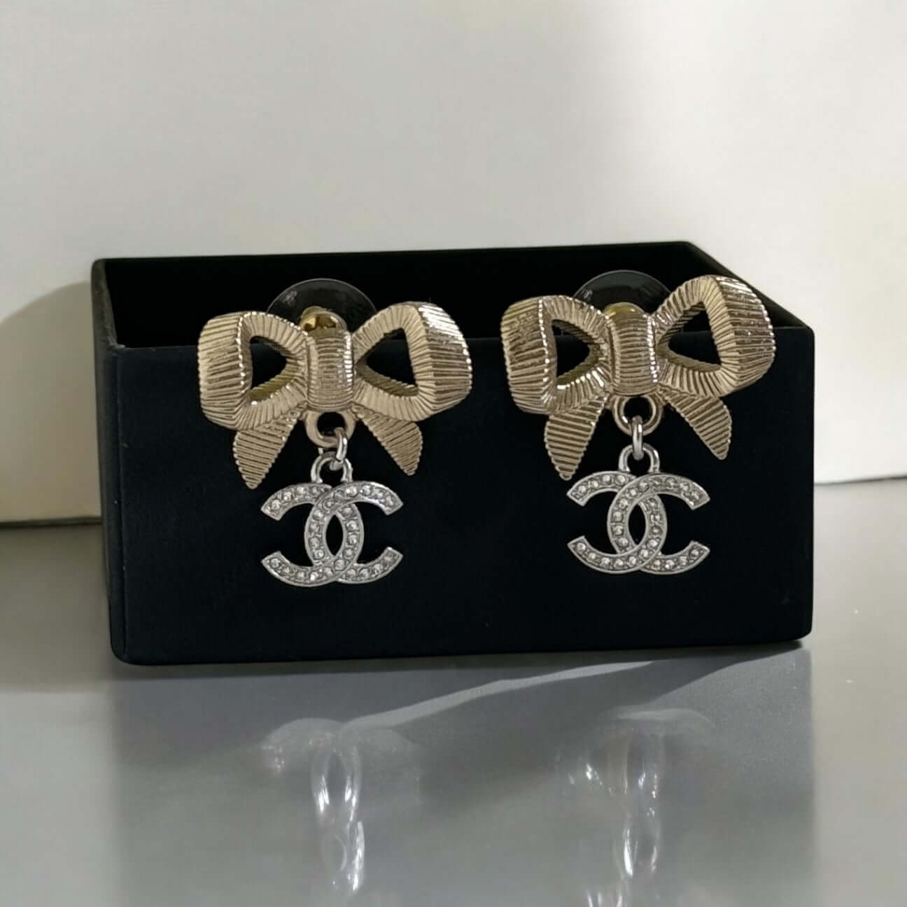 Chanel Gold Bow Bling Dangling CC w/crystals Pre-Owned earrings