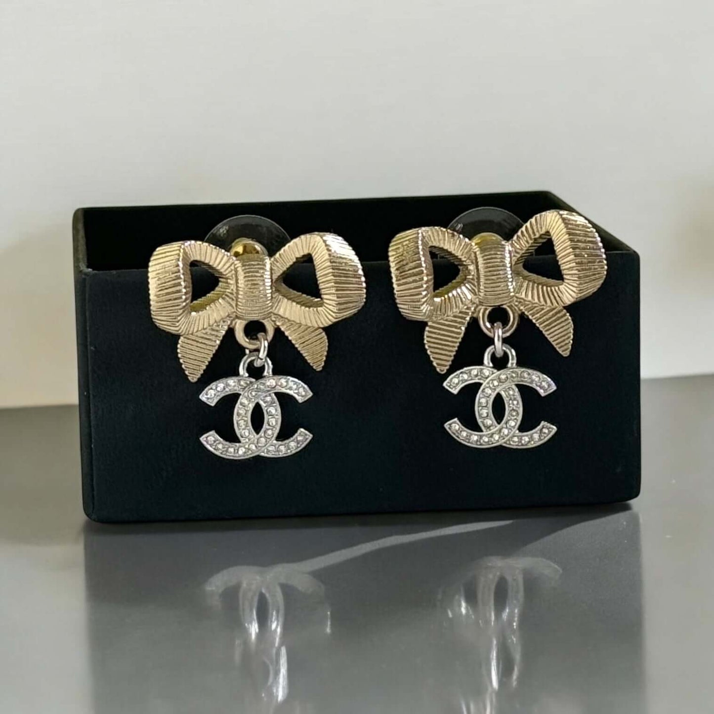 Chanel Gold Bow Bling Dangling CC w/crystals Pre-Owned earrings