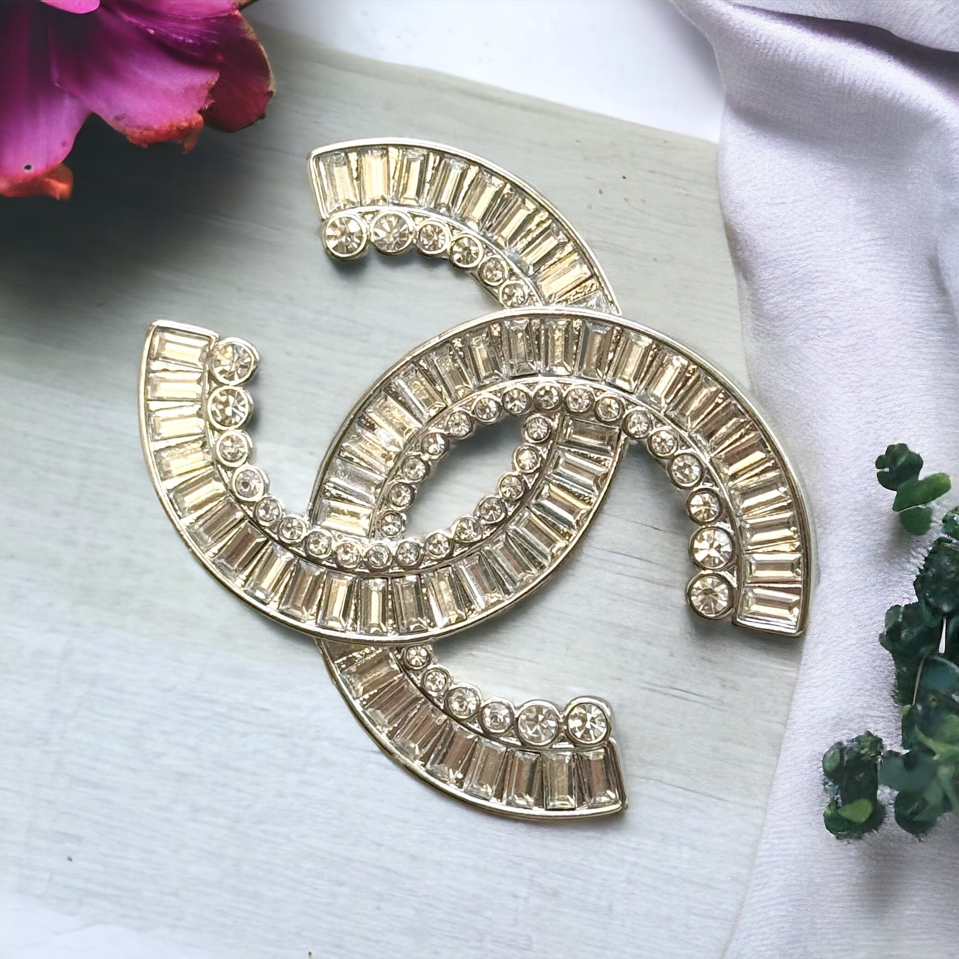 Chanel Silver Clear Crystals Double C Brooch PinAdd sparkle and style to any outfit with the Chanel Silver Clear Crystals Double C Brooch Pin. Perfect for special events, dinners, and nights out, this brooch is in excellent condition and comes with a gift