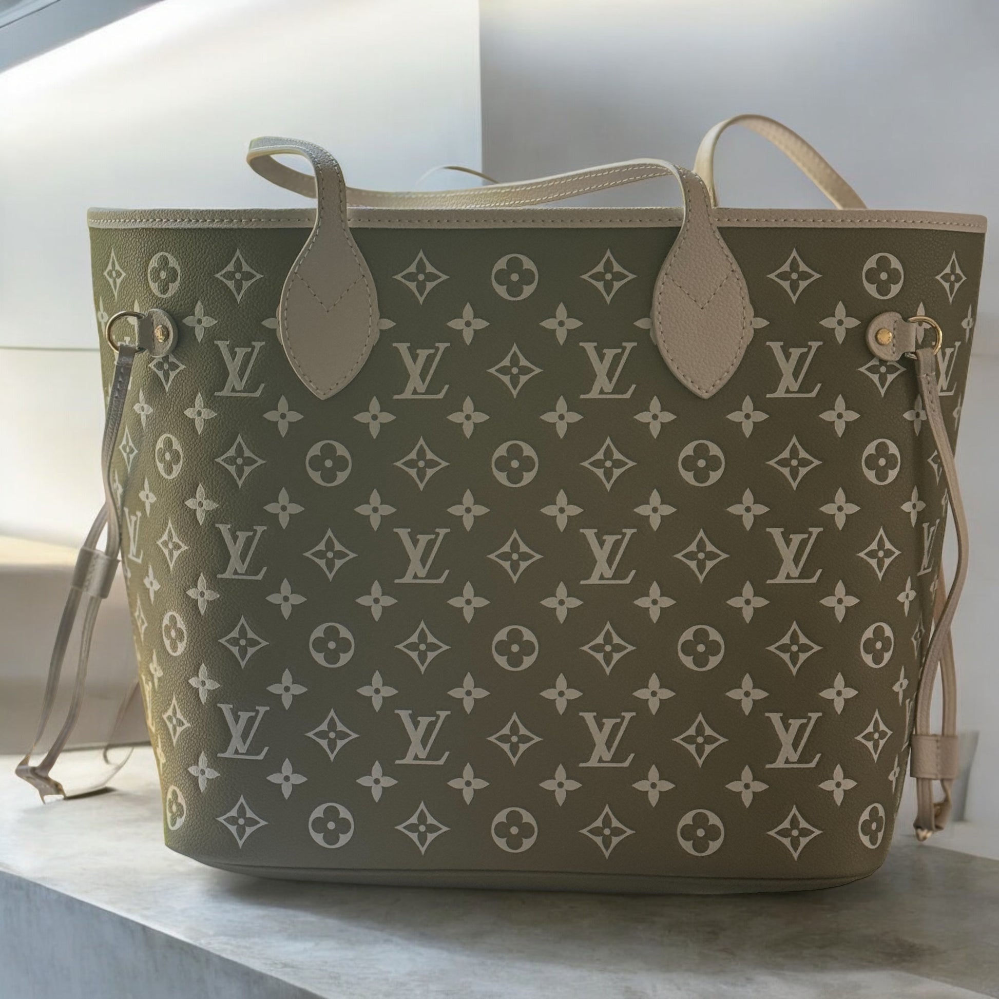 Like New Louis Vuitton Never Full Pink & Green - My Mama Found What  
