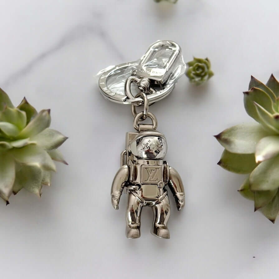 New Louis Vuitton Silver Astronaut Key Ring with Box ￼Upgrade your key game with this funky New Louis Vuitton Silver Astronaut Key Ring. Crafted from solid stainless steel, this rare and hard-to-find key chain features a playful astronaut design that is p